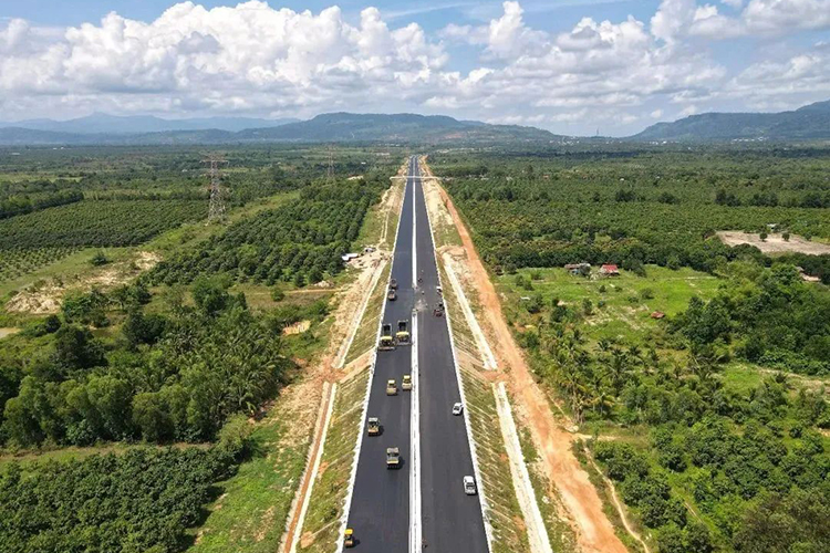 柬埔寨金港高速公路项目主线顺利贯通.jpg
