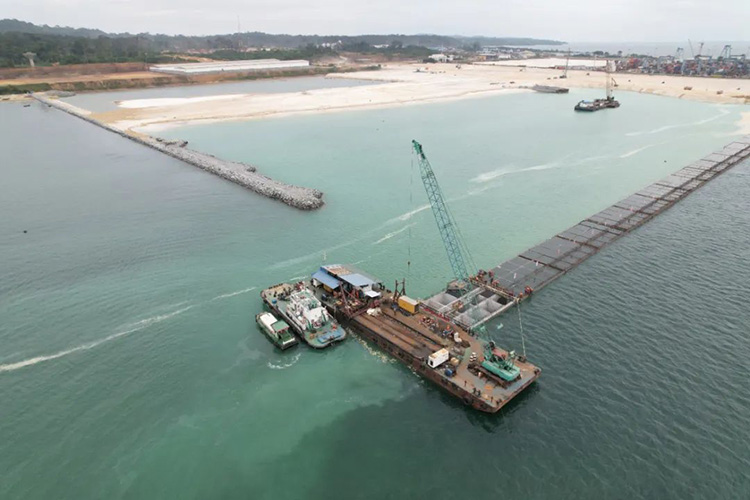 喀麦隆克里比深水港二期工程完成60%01.jpg