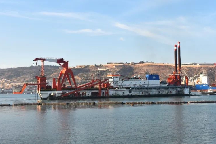 阿尔及利亚阿尔泽港施工扩建项目疏浚吹填工作启动.jpg