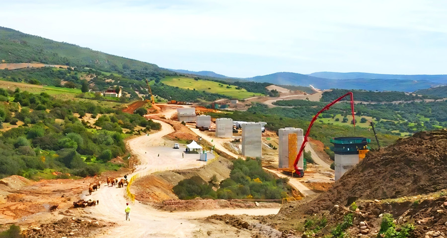 阿公共工程部部长视察121KM铁路项目.jpg